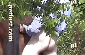 Anh chàng đụ âm hộ nóng bỏng của ngựa ở đây